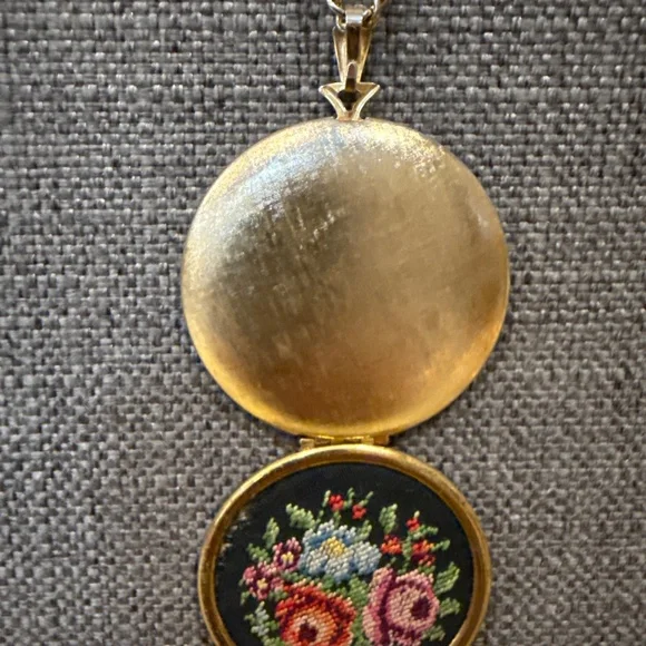 Avon Floralpoint locket - Picture 4 of 11